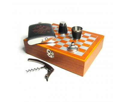 Шахматный набор с фляжкой (232мл), воронкой , стаканами и штопором